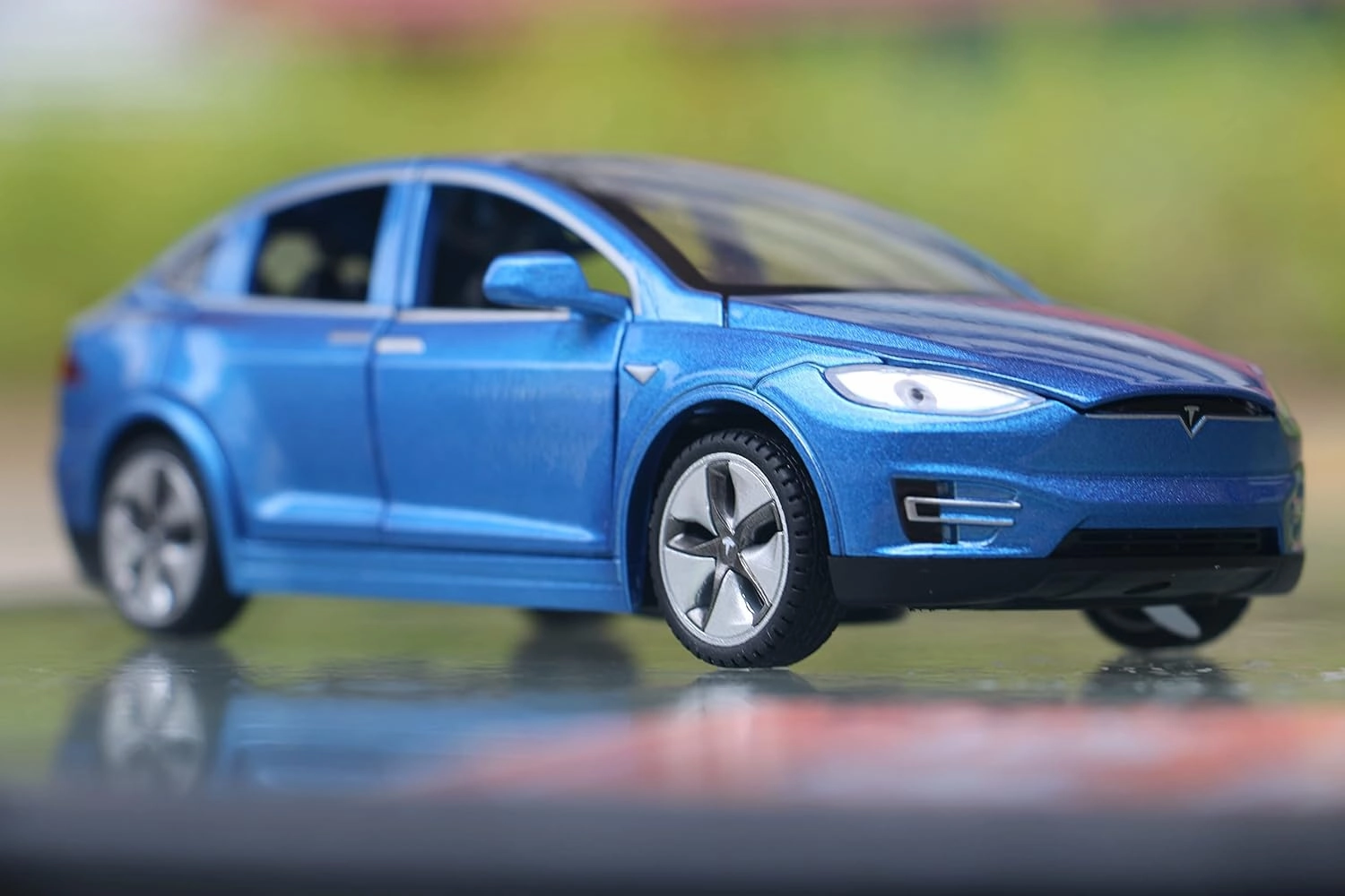 1:32 Scale Car Model X Alloy Diecast Pull Back Electronic Toys with Lights and Music, Mini Vehicles Toys for Kids Gift Car Lovers Collection (Model X - Pearlescent Blue)