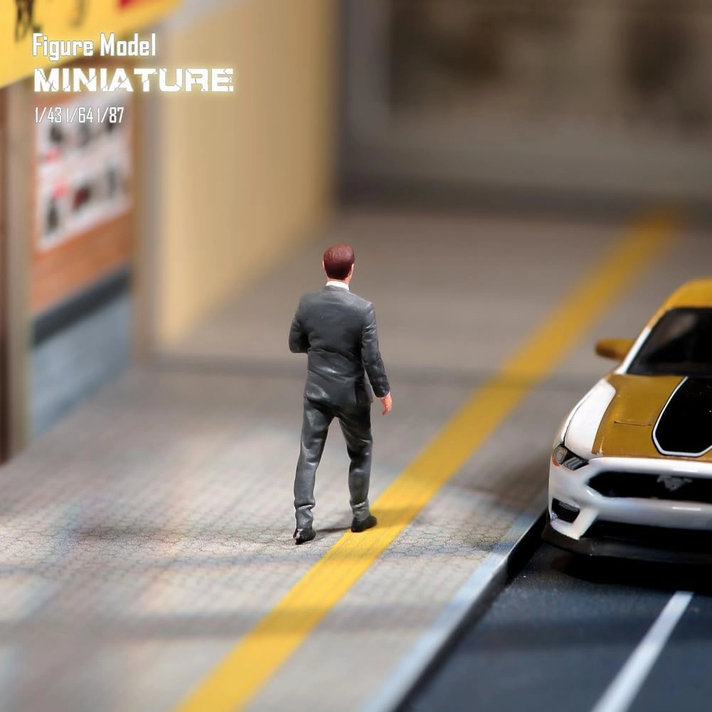 1/87 1/64 1/43 1/24 Scale Miniature Action Figure Doll Model Walking Man Wearing Suit Resin Figurine Model Creative Scene Dolls Props for Cars Display (Painted, 1:43 Scale)