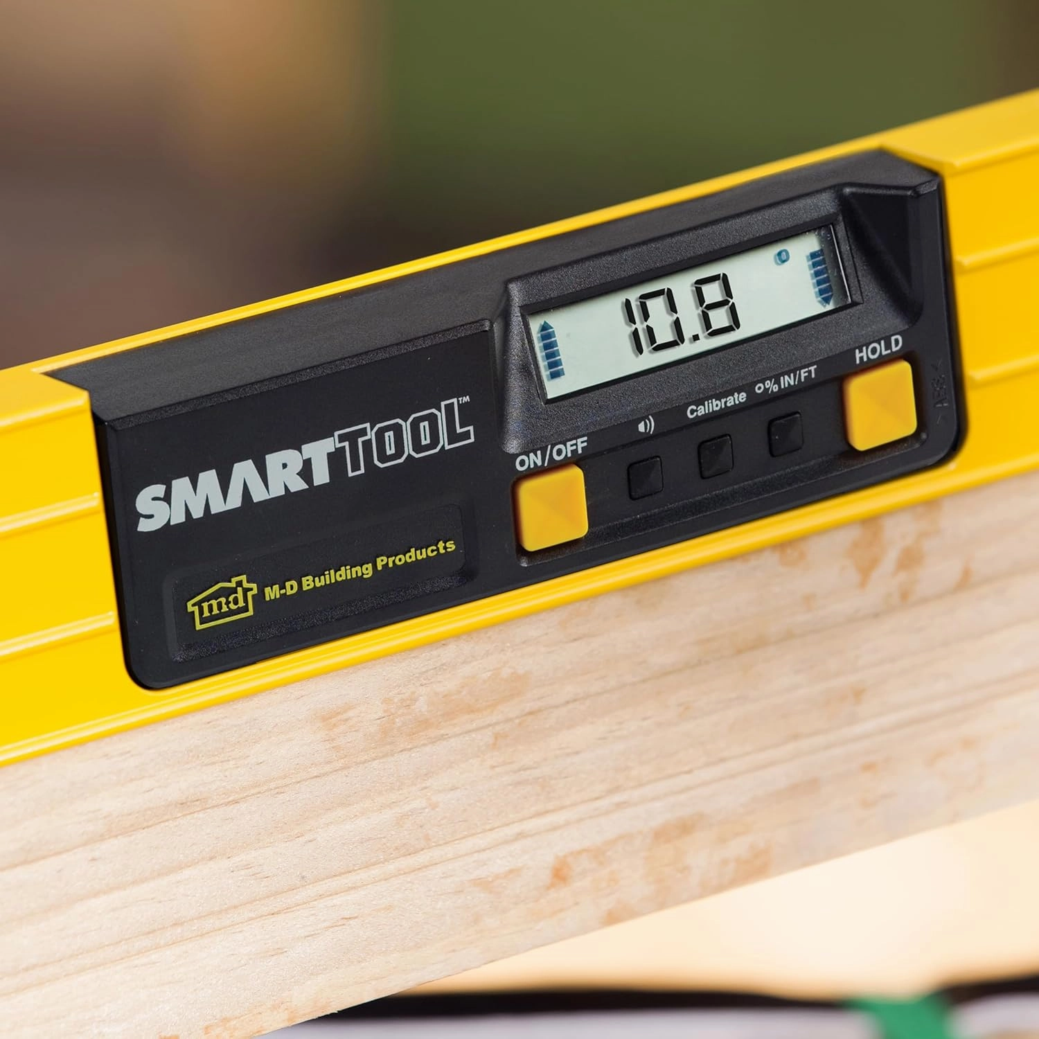 M-D Building Products 92379 SMARTTOOL® 24 Inch Digital Level: Precision Measurement w/LCD Screen, Audible Alerts, Water Resistance, High Visibility, & Heavy-Duty Aluminum Frame - Includes Carry Case