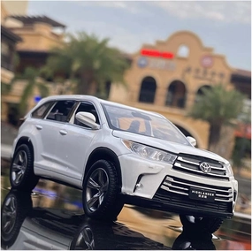 Toy car Model 1:32 for Toyota Highlander SUV Alloy Car Model Diecasts Off-Road Simulation Collection Kids Toy Gift (Color : White)