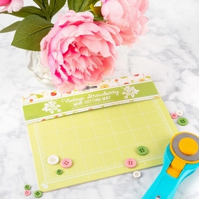 Vintage Strawberry Mini Cutting Mat 5x7"